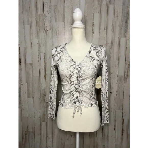 NWT Altar'd State‎ Women's Size Small Snake Skin Print Cropped V-Neck Blouse - Picture 1 of 6
